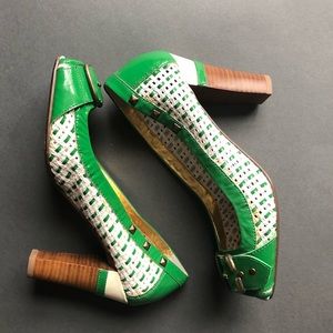 Naughty Monkey open toe green & white pumps